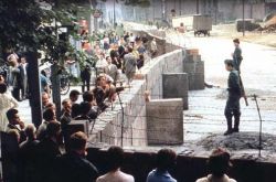 ����һ�еı����ǿ���һ�У�΢�ſ��������ҹ����ĸ�ǽ��